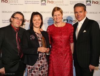 Hauptpreis Innovation des Jahres: Markus und Emmi Widauer mit hogast-Geschäftsführer Barbara Schenk und Moderator Alfons Haider